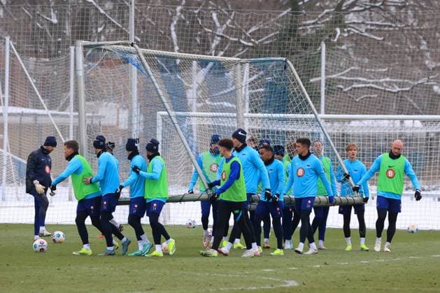 DEU, DFL, 2. FBL Hertha BSC, Training, 17.01.2024, Sportforum, Berlin, DEU, DFL, 2. FBL Hertha BSC, Training, im Bild Tortraeger, Hertha-Spielerkreis DFL - regulations prohibit any use of Photographs as image sequences and or quasi-video Foto: Juergen Engler nordphoto GmbH