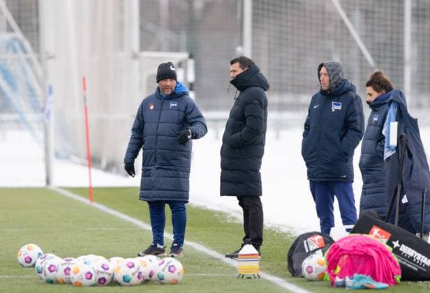 Fussball, Herren, Saison 2023 24, 2. Bundesliga, Hertha BSC, Training, v.l. Trainer Pal Dardai (Hertha BSC), Sportdirektor Benjamin Weber (Hertha BSC), Physiotherapeut Jürgen Lange (Hertha BSC), Physiotherapeutin Anne Kaube (Hertha BSC), 17.01. 2024,
