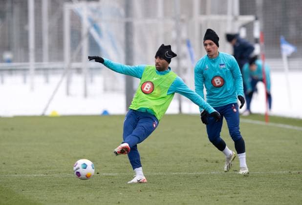 Fussball, Herren, Saison 2023 24, 2. Bundesliga, Hertha BSC, Training, v.l. Nader El-Jindaoui (Hertha BSC), Michal Karbownik (Hertha BSC), 17.01. 2024,