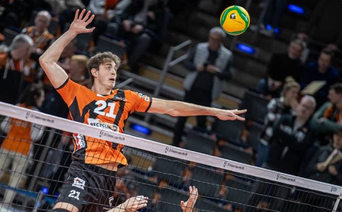 17.01.2024, Berlin, Volleyball: CEV Champions League, Maenner, 1. Gruppe C, 6. Runde, BR Volleys gegen Gas Sales Daiko Piacenza, Max-Schmeling-Halle. Berlins Tobias Krick spielt den Ball ueber das Netz. BR Volleys vs. Gas Sales Daiko Piacenza