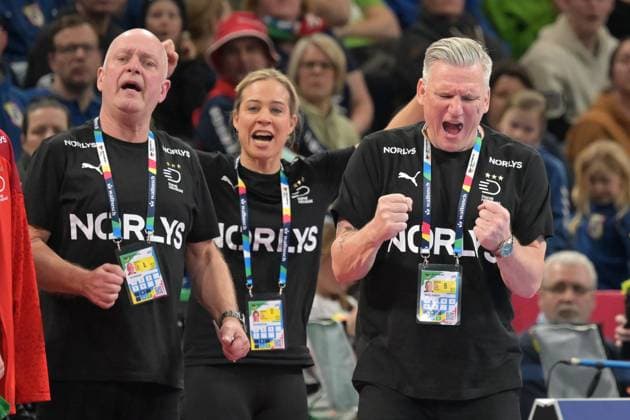 Sport Themen der Woche KW03 Sport Bilder des Tages Coach Nikolaj Jacobsen (Daenemark) rechts ,Daenemark - Niederlande , Handball, EHF, Europameisterschaft, 17.01.2024, Men™s EHF Euro 2024, Hamburg Hamburg Deutschland *** Coach Nikolaj Jacobsen Denmark right ,Denmark Netherlands , Handball, EHF, European Championship, 17 01 2024, Men™s EHF Euro 2024, Hamburg Hamburg Germany Copyright: xkolbert-press BurghardxSchreyerx