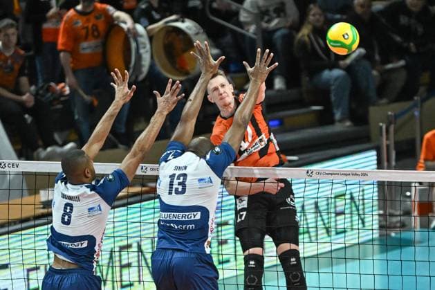 Berlin, Deutschland 17. Januar 2024: CL Volleyball - 2023 2024 - Berlin Recycling Volleys vs. Gas Sales Bluenergy Piacenza Im Bild: Marek Sotola (BR Volleys) schmettert an dem Block vorbei: v.li.: Ricardo Lucarelli Santos De Souza (Gas Sales Daiko Piacenza), Robertlandy Simon (Gas Sales Daiko Piacenza) Copyright: xFotostandx xReuhlx