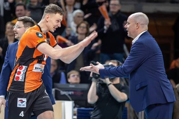 17.01.2024, Berlin, Volleyball: CEV Champions League, Maenner, 1. Gruppe C, 6. Runde, BR Volleys gegen Gas Sales Daiko Piacenza, Max-Schmeling-Halle. Berlins Timo Tammemaa (l) klatscht sich mit Trainer Joel Banks der Berlin Volleys ab. BR Volleys vs. Gas Sales Daiko Piacenza