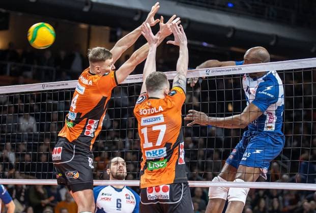 17.01.2024, Berlin, Volleyball: CEV Champions League, Maenner, 1. Gruppe C, 6. Runde, BR Volleys gegen Gas Sales Daiko Piacenza, Max-Schmeling-Halle. Robertlandy Simon Aties (r-l) von Gas Sales Daiko Piacenza spielt den Ball durch Berlins Block aus Marek Sotola und Timo Tammemaa. BR Volleys vs. Gas Sales Daiko Piacenza