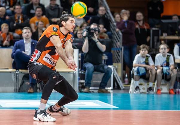 17.01.2024, Berlin, Volleyball: CEV Champions League, Maenner, 1. Gruppe C, 6. Runde, BR Volleys gegen Gas Sales Daiko Piacenza, Max-Schmeling-Halle. Berlins Timothee Carle nimmt einen Ball an. BR Volleys vs. Gas Sales Daiko Piacenza