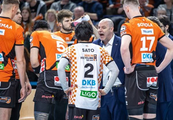 17.01.2024, Berlin, Volleyball: CEV Champions League, Maenner, 1. Gruppe C, 6. Runde, BR Volleys gegen Gas Sales Daiko Piacenza, Max-Schmeling-Halle. Trainer Joel Banks der Berlin Volleys bespricht sich mit seinem Team. BR Volleys vs. Gas Sales Daiko Piacenza