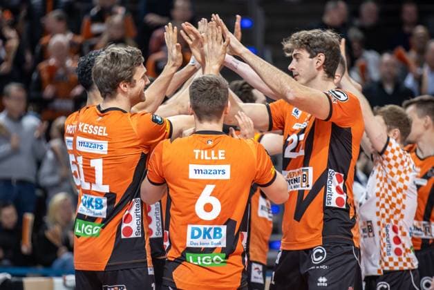 Sport Bilder des Tages 17.01.2024, Berlin, Volleyball: CEV Champions League, Maenner, 1. Gruppe C, 6. Runde, BR Volleys gegen Gas Sales Daiko Piacenza, Max-Schmeling-Halle. Spieler der BR Volleys klatschen sich ab. BR Volleys vs. Gas Sales Daiko Piacenza
