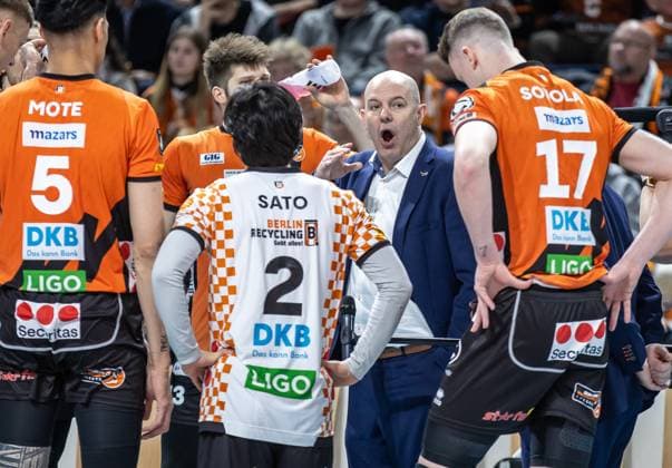 17.01.2024, Berlin, Volleyball: CEV Champions League, Maenner, 1. Gruppe C, 6. Runde, BR Volleys gegen Gas Sales Daiko Piacenza, Max-Schmeling-Halle. Trainer Joel Banks der Berlin Volleys bespricht sich mit seinem Team. BR Volleys vs. Gas Sales Daiko Piacenza