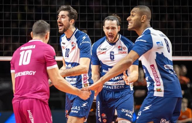 17.01.2024, Berlin, Volleyball: CEV Champions League, Maenner, 1. Gruppe C, 6. Runde, BR Volleys gegen Gas Sales Daiko Piacenza, Max-Schmeling-Halle. Libero Leonardo Scanferla (l-r), Edoardo Caneschi, Antoine Arthur Brizard und Ricardo Lucarelli Santos de Souza von Gas Sales Daiko Piacenza jubeln nach einem Punkt. BR Volleys vs. Gas Sales Daiko Piacenza
