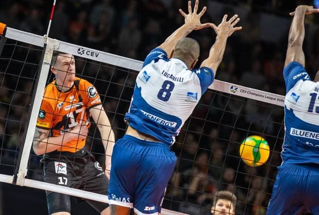 17.01.2024, Berlin, Volleyball: CEV Champions League, Maenner, 1. Gruppe C, 6. Runde, BR Volleys gegen Gas Sales Daiko Piacenza, Max-Schmeling-Halle. Berlins Marek Sotola (l) spielt den Ball gegen Ricardo Lucarelli Santos de Souza von Gas Sales Daiko Piacenza. BR Volleys vs. Gas Sales Daiko Piacenza