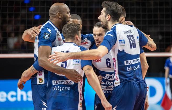 17.01.2024, Berlin, Volleyball: CEV Champions League, Maenner, 1. Gruppe C, 6. Runde, BR Volleys gegen Gas Sales Daiko Piacenza, Max-Schmeling-Halle. Spieler von Gas Sales Daiko Piacenza jubeln nach einem Punkt. BR Volleys vs. Gas Sales Daiko Piacenza