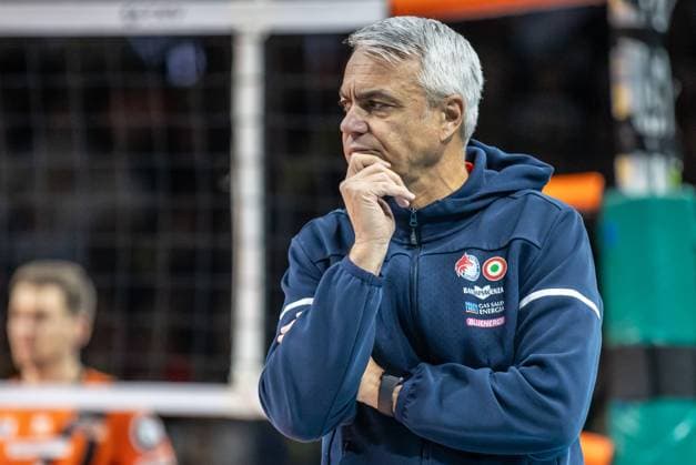 17.01.2024, Berlin, Volleyball: CEV Champions League, Maenner, 1. Gruppe C, 6. Runde, BR Volleys gegen Gas Sales Daiko Piacenza, Max-Schmeling-Halle. Headcoach Andrea Anastasi von Gas Sales Daiko Piacenza verfolgt das Spiel. BR Volleys vs. Gas Sales Daiko Piacenza