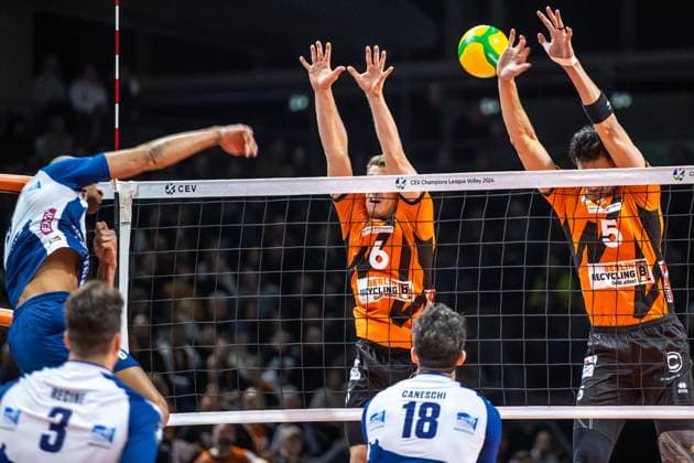 17.01.2024, Berlin, Volleyball: CEV Champions League, Maenner, 1. Gruppe C, 6. Runde, BR Volleys gegen Gas Sales Daiko Piacenza, Max-Schmeling-Halle. Ricardo Lucarelli Santos de Souza von Gas Sales Daiko Piacenza (l-r) spielt den Ball durch Berlins Block aus Johannes Tille und Nehemiah Mote. BR Volleys vs. Gas Sales Daiko Piacenza