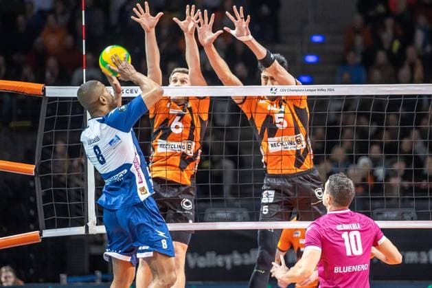 17.01.2024, Berlin, Volleyball: CEV Champions League, Maenner, 1. Gruppe C, 6. Runde, BR Volleys gegen Gas Sales Daiko Piacenza, Max-Schmeling-Halle. Ricardo Lucarelli Santos de Souza (l-r) von Gas Sales Daiko Piacenza spielt den Ball gegen Berlins Block aus Johannes Tille und Nehemiah Mote. BR Volleys vs. Gas Sales Daiko Piacenza