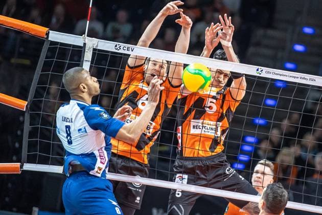 17.01.2024, Berlin, Volleyball: CEV Champions League, Maenner, 1. Gruppe C, 6. Runde, BR Volleys gegen Gas Sales Daiko Piacenza, Max-Schmeling-Halle. Ricardo Lucarelli Santos de Souza (l-r) von Gas Sales Daiko Piacenza spielt den Ball gegen Berlins Block aus Johannes Tille und Nehemiah Mote. BR Volleys vs. Gas Sales Daiko Piacenza