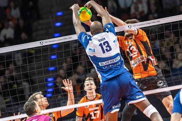 17.01.2024, Berlin, Volleyball: CEV Champions League, Maenner, 1. Gruppe C, 6. Runde, BR Volleys gegen Gas Sales Daiko Piacenza, Max-Schmeling-Halle. Berlins Ruben Schott (r) spielt den Ball gegen Robertlandy Simon Aties von Gas Sales Daiko Piacenza. BR Volleys vs. Gas Sales Daiko Piacenza