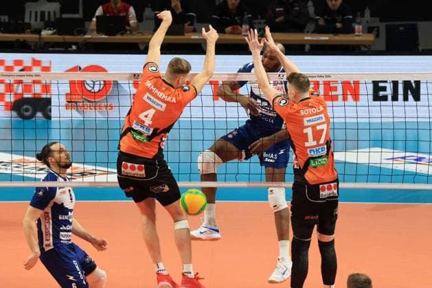 DEU, Europapokal, BR Volleys vs. Piacenza, 17.01.2024, Max-Schmeling-Halle, Berlin, DEU, Europapokal, BR Volleys vs. Piacenza, im Bild Timo Tammemaa (BR Volleys 4), Marek Sotola (BR Volleys 17), Robertlandy Simon Aties (Piacenza 13) Foto: Juergen Engler nordphoto GmbH