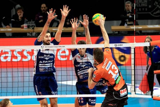 DEU, Europapokal, BR Volleys vs. Piacenza, 17.01.2024, Max-Schmeling-Halle, Berlin, DEU, Europapokal, BR Volleys vs. Piacenza, im Bild Ruben Schott (BR Volleys 13), Edoardo Caneschi (Piacenza 18) , Francesco Recine (Piacenza 3) Foto: Juergen Engler nordphoto GmbH