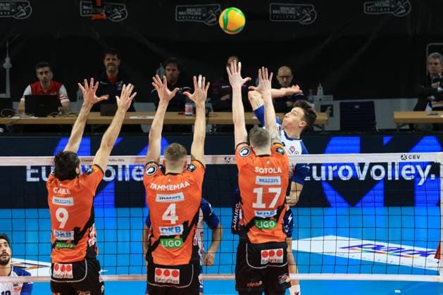 DEU, Europapokal, BR Volleys vs. Piacenza, 17.01.2024, Max-Schmeling-Halle, Berlin, DEU, Europapokal, BR Volleys vs. Piacenza, im Bild Timothee Carle (BR Volleys 9), Timo Tammemaa (BR Volleys 4), Marek Sotola (BR Volleys 17), Francesco Recine (Piacenza 3) Foto: Juergen Engler nordphoto GmbH
