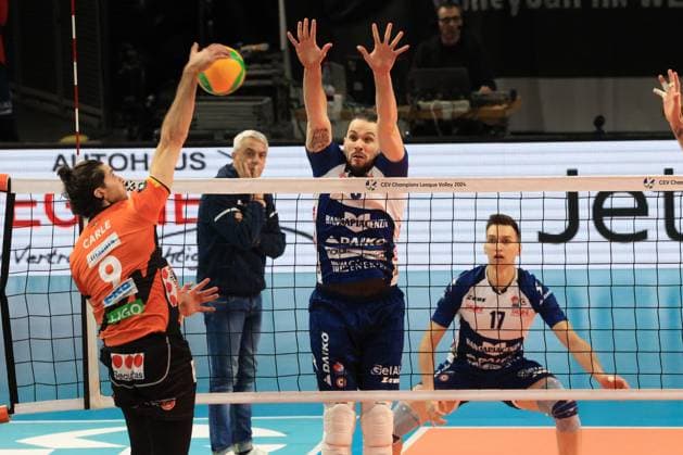DEU, Europapokal, BR Volleys vs. Piacenza, 17.01.2024, Max-Schmeling-Halle, Berlin, DEU, Europapokal, BR Volleys vs. Piacenza, im Bild Timothee Carle (BR Volleys 9), Antoine Brizard (Piacenza 6) , Yuri Romano (Piacenza 17) Foto: Juergen Engler nordphoto GmbH