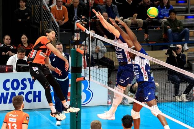 DEU, Europapokal, BR Volleys vs. Piacenza, 17.01.2024, Max-Schmeling-Halle, Berlin, DEU, Europapokal, BR Volleys vs. Piacenza, im Bild Timothee Carle (BR Volleys 9), Ricardo Lucarelli (Piacenza 8) , Robertlandy Simon Aties (Piacenza 13) Foto: Juergen Engler nordphoto GmbH