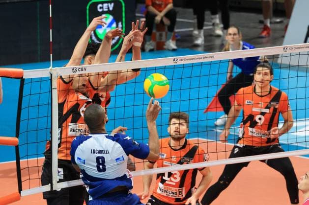 DEU, Europapokal, BR Volleys vs. Piacenza, 17.01.2024, Max-Schmeling-Halle, Berlin, DEU, Europapokal, BR Volleys vs. Piacenza, im Bild Johannes Tille (BR Volleys 6), Neheimjah Mote (BR Volleys 5), Ruben Schott (BR Volleys 13), Timothee Carle (BR Volleys 9), Ricardo Lucarelli (Piacenza 8) Foto: Juergen Engler nordphoto GmbH