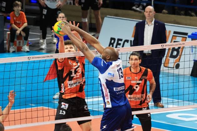 DEU, Europapokal, BR Volleys vs. Piacenza, 17.01.2024, Max-Schmeling-Halle, Berlin, DEU, Europapokal, BR Volleys vs. Piacenza, im Bild Ruben Schott (BR Volleys 13), Timothee Carle (BR Volleys 9), Robertlandy Simon Aties (Piacenza 13) Foto: Juergen Engler nordphoto GmbH