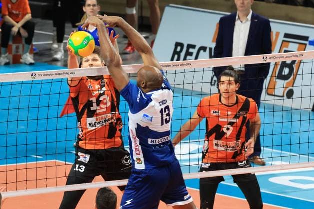 DEU, Europapokal, BR Volleys vs. Piacenza, 17.01.2024, Max-Schmeling-Halle, Berlin, DEU, Europapokal, BR Volleys vs. Piacenza, im Bild Ruben Schott (BR Volleys 13), Timothee Carle (BR Volleys 9), Robertlandy Simon Aties (Piacenza 13) Foto: Juergen Engler nordphoto GmbH