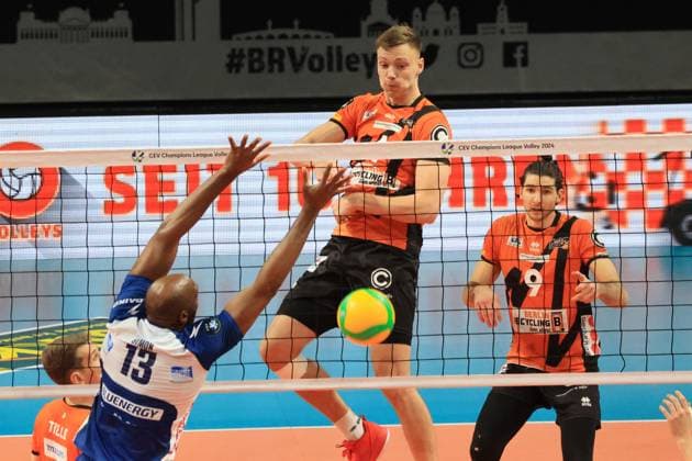 DEU, Europapokal, BR Volleys vs. Piacenza, 17.01.2024, Max-Schmeling-Halle, Berlin, DEU, Europapokal, BR Volleys vs. Piacenza, im Bild Timo Tammemaa (BR Volleys 4), Timothee Carle (BR Volleys 9), Robertlandy Simon Aties (Piacenza 13) Foto: Juergen Engler nordphoto GmbH
