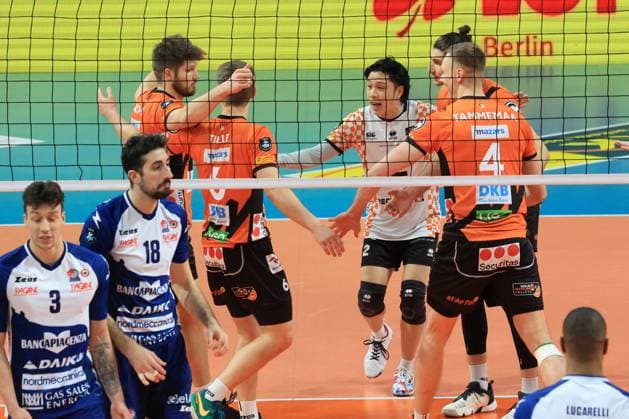 DEU, Europapokal, BR Volleys vs. Piacenza, 17.01.2024, Max-Schmeling-Halle, Berlin, DEU, Europapokal, BR Volleys vs. Piacenza, im Bild BR Volleys-Spielerkreis Foto: Juergen Engler nordphoto GmbH