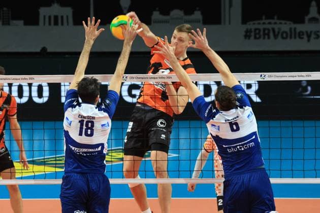 DEU, Europapokal, BR Volleys vs. Piacenza, 17.01.2024, Max-Schmeling-Halle, Berlin, DEU, Europapokal, BR Volleys vs. Piacenza, im Bild Timo Tammemaa (BR Volleys 4), Edoardo Caneschi (Piacenza 18) , Antoine Brizard (Piacenza 6) Foto: Juergen Engler nordphoto GmbH