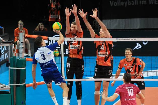 DEU, Europapokal, BR Volleys vs. Piacenza, 17.01.2024, Max-Schmeling-Halle, Berlin, DEU, Europapokal, BR Volleys vs. Piacenza, im Bild Marek Sotola (BR Volleys 17), Timo Tammemaa (BR Volleys 4), Francesco Recine (Piacenza 3) Foto: Juergen Engler nordphoto GmbH