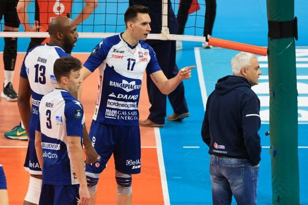 DEU, Europapokal, BR Volleys vs. Piacenza, 17.01.2024, Max-Schmeling-Halle, Berlin, DEU, Europapokal, BR Volleys vs. Piacenza, im Bild Trainer Andrea Anastasi (Piacenza), Yuri Romano (Piacenza 17), Robertlandy Simon Aties (Piacenza 13) , Francesco Recine (Piacenza 3) Foto: Juergen Engler nordphoto GmbH