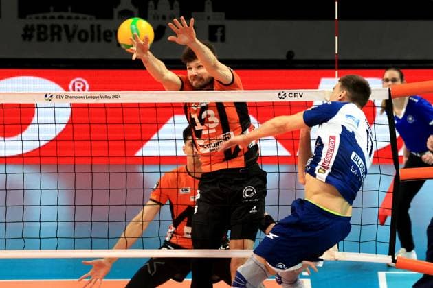 DEU, Europapokal, BR Volleys vs. Piacenza, 17.01.2024, Max-Schmeling-Halle, Berlin, DEU, Europapokal, BR Volleys vs. Piacenza, im Bild Ruben Schott (BR Volleys 13), Yuri Romano (Piacenza 17) Foto: Juergen Engler nordphoto GmbH