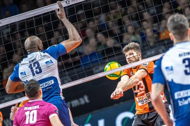17.01.2024, Berlin, Volleyball: CEV Champions League, Maenner, 1. Gruppe C, 6. Runde, BR Volleys gegen Gas Sales Daiko Piacenza, Max-Schmeling-Halle. Berlins Ruben Schott (r) spielt den Ball gegen Robertlandy Simon Aties von Gas Sales Daiko Piacenza. BR Volleys vs. Gas Sales Daiko Piacenza