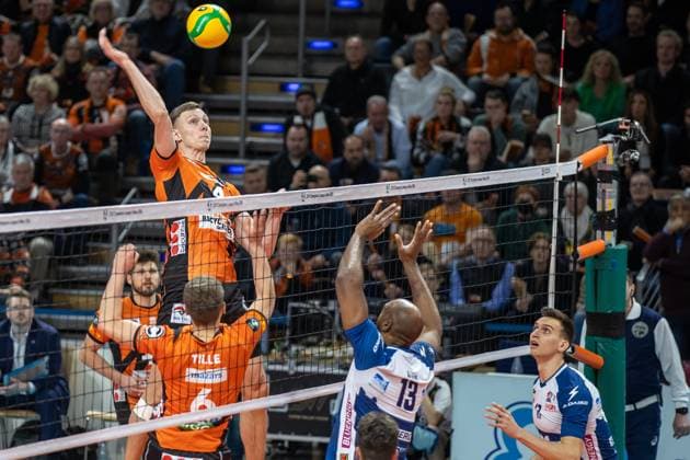 17.01.2024, Berlin, Volleyball: CEV Champions League, Maenner, 1. Gruppe C, 6. Runde, BR Volleys gegen Gas Sales Daiko Piacenza, Max-Schmeling-Halle. Berlins Timo Tammemaa (l) spielt den Ball ueber das Netz. BR Volleys vs. Gas Sales Daiko Piacenza