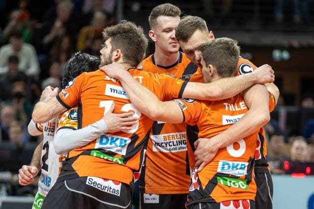 17.01.2024, Berlin, Volleyball: CEV Champions League, Maenner, 1. Gruppe C, 6. Runde, BR Volleys gegen Gas Sales Daiko Piacenza, Max-Schmeling-Halle. Spieler der Berlin Volleys jubeln nach einem Punkt. BR Volleys vs. Gas Sales Daiko Piacenza