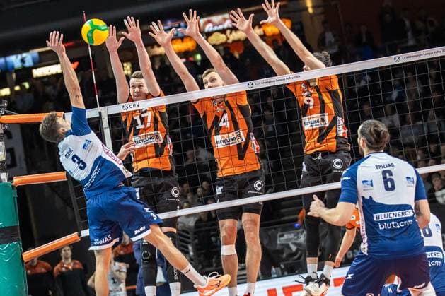 Sport Bilder des Tages 17.01.2024, Berlin, Volleyball: CEV Champions League, Maenner, 1. Gruppe C, 6. Runde, BR Volleys gegen Gas Sales Daiko Piacenza, Max-Schmeling-Halle. Francesco Recine (l-r) von Gas Sales Daiko Piacenza spielt den Ball gegen Berlins Block aus Timothee Carle, Timo Tammemaa und Marek Sotola. BR Volleys vs. Gas Sales Daiko Piacenza