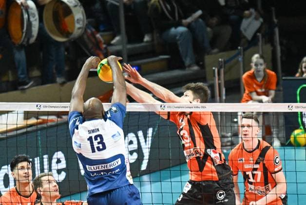 Berlin, Deutschland 17. Januar 2024: CL Volleyball - 2023 2024 - Berlin Recycling Volleys vs. Gas Sales Bluenergy Piacenza Im Bild: v. li. im Zweikampf Robertlandy Simon (Gas Sales Daiko Piacenza), Ruben Schott (BR Volleys) Copyright: xFotostandx xReuhlx