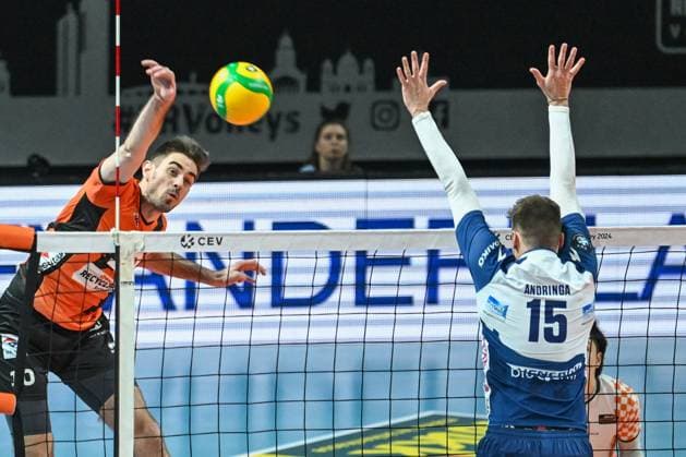 Berlin, Deutschland 17. Januar 2024: CL Volleyball - 2023 2024 - Berlin Recycling Volleys vs. Gas Sales Bluenergy Piacenza Im Bild: v. li. im Zweikampf Daniel Malescha (BR Volleys), Robbert Andringa (Gas Sales Daiko Piacenza) Copyright: xFotostandx xReuhlx