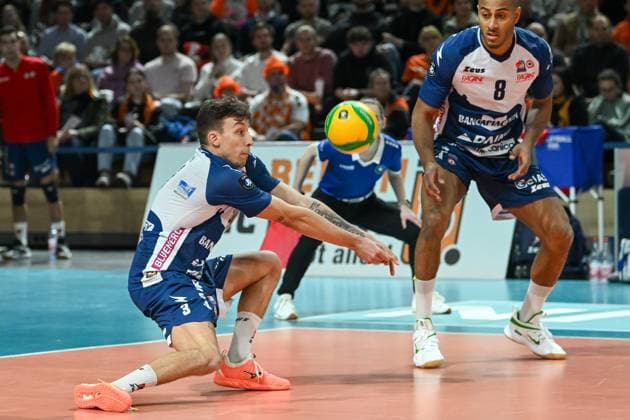 Berlin, Deutschland 17. Januar 2024: CL Volleyball - 2023 2024 - Berlin Recycling Volleys vs. Gas Sales Bluenergy Piacenza Im Bild: Ballannahme Francesco Recine (Gas Sales Daiko Piacenza) Copyright: xFotostandx xReuhlx