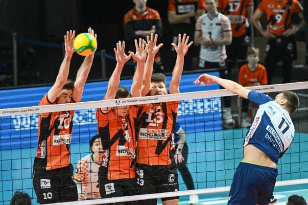 Berlin, Deutschland 17. Januar 2024: CL Volleyball - 2023 2024 - Berlin Recycling Volleys vs. Gas Sales Bluenergy Piacenza Im Bild: v. li. im Zweikampf Daniel Malescha (BR Volleys), Timo Tammemaa (BR Volleys), Ruben Schott (BR Volleys), Yuri Romano (Gas Sales Daiko Piacenza) Copyright: xFotostandx xReuhlx