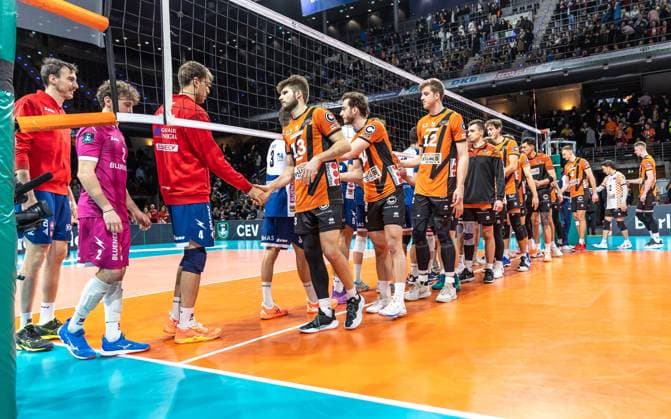 17.01.2024, Berlin, Volleyball: CEV Champions League, Maenner, 1. Gruppe C, 6. Runde, BR Volleys gegen Gas Sales Daiko Piacenza, Max-Schmeling-Halle. Teams klatschen sich nach dem Spiel ab. BR Volleys vs. Gas Sales Daiko Piacenza