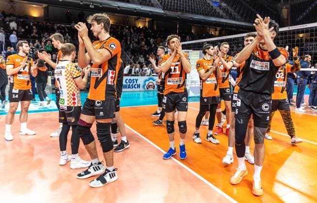 Sport Bilder des Tages 17.01.2024, Berlin, Volleyball: CEV Champions League, Maenner, 1. Gruppe C, 6. Runde, BR Volleys gegen Gas Sales Daiko Piacenza, Max-Schmeling-Halle. Team der BR Volleys bedankt sich nach dem Spiel bei den Zuschauern. BR Volleys vs. Gas Sales Daiko Piacenza