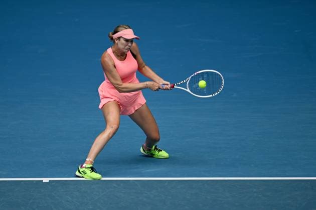 TENNIS AUSTRALIAN OPEN, Danielle Collins of the USA in action during her 2nd round match against Iga Swiatek of Poland on Day 5 of the 2024 Australian Open at Melbourne Park in Melbourne, Thursday, January 18, 2024. ( NO ARCHIVING, EDITORIAL USE ONLY, NO USE IN BOOKS WITHOUT CONSENT MELBOURNE VICTORIA AUSTRALIA  Copyright: xLUKASxCOCHx 20240118001890425966