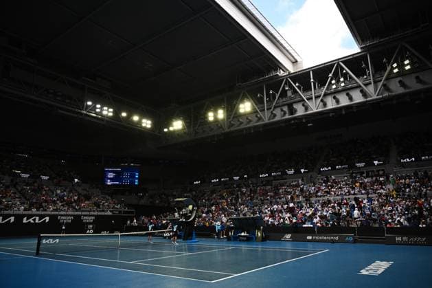TENNIS AUSTRALIAN OPEN, Play is suspended due to rain as the roof is closed during the Alexander Zverev of Germany 2nd round match against Lukas Klein of Slovakia on John Cain Arena on Day 5 of the 2024 Australian Open at Melbourne Park in Melbourne, Thursday, January 18, 2024. ( NO ARCHIVING, EDITORIAL USE ONLY, NO USE IN BOOKS WITHOUT CONSENT MELBOURNE VICTORIA AUSTRALIA  Copyright: xJOELxCARRETTx 20240118001890430294