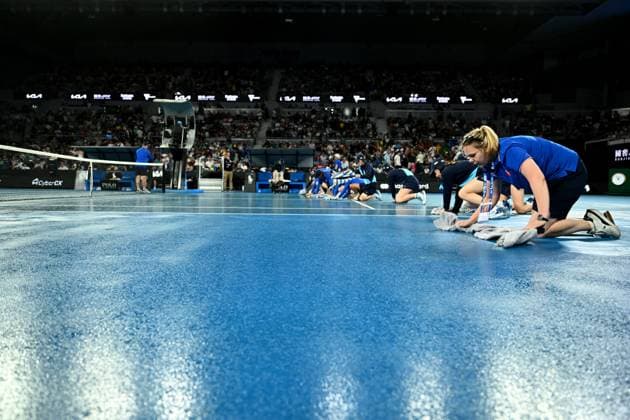 TENNIS AUSTRALIAN OPEN, Play is suspended due to rain during the Alexander Zverev of Germany 2nd round match against Lukas Klein of Slovakia on John Cain Arena on Day 5 of the 2024 Australian Open at Melbourne Park in Melbourne, Thursday, January 18, 2024. ( NO ARCHIVING, EDITORIAL USE ONLY, NO USE IN BOOKS WITHOUT CONSENT MELBOURNE VICTORIA AUSTRALIA  Copyright: xJOELxCARRETTx 20240118001890430356