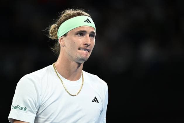 TENNIS AUSTRALIAN OPEN, Alexander Zverev of Germany in action during his 2nd round match against Lukas Klein of Slovakia on Day 5 of the 2024 Australian Open at Melbourne Park in Melbourne, Thursday, January 18, 2024. ( NO ARCHIVING, EDITORIAL USE ONLY, NO USE IN BOOKS WITHOUT CONSENT MELBOURNE VICTORIA AUSTRALIA  Copyright: xJOELxCARRETTx 20240118001890435088