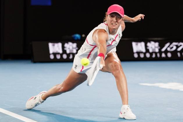 Tennis 2024: Australian Open Day 5 January 18, 2024: 1st seed IGA SWIATEK of Poland in action against DANIELLE COLLINS of the USA on Rod Laver Arena in a Women s Singles 2nd round match on day 5 of the 2024 Australian Open in Melbourne, Australia. Sydney Low Cal Media(Credit Image: Â Sydney Low Cal Sport Media) California USA EDITORIAL USE ONLY Copyright: xx ZUMA-20240118_faf_c04_029.jpg SydneyxLowx csmphotothree224065