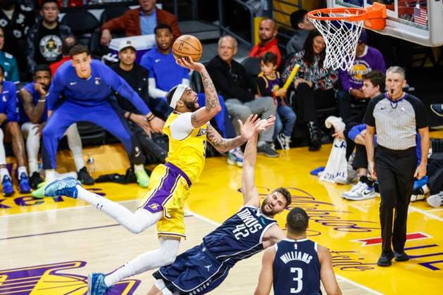Bilder des Jahres 2024, Sport 01 Januar Sport Themen der Woche KW03 Sport Bilder des Tages January 17, 2024, Los Angeles, California, USA: Los Angeles Lakers Anthony Davis 3 shoots against Dallas Mavericks Maxi Kleber 42 during an NBA, Basketball Herren, USA basketball game at Crypto.com Arena, Wednesday Jan. 17, 2024, in Los Angeles. Los Angeles USA - ZUMAc68_ 20240117_zaf_c68_031 Copyright: xRingoxChiux